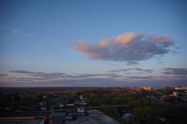 Sunset silhuett av kyrkkorset vid solnedgången — Stockfoto