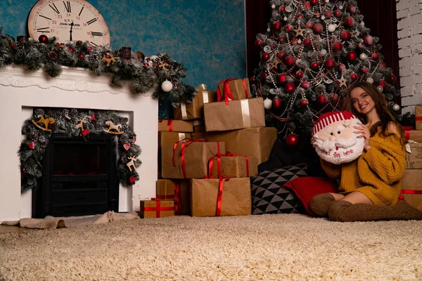 Jeune Femme Dans Luxueux Studio Décoration Noël — Photo