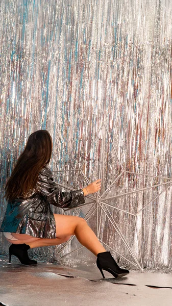 Stüdyoda poz veren parlak noel süsleriyle güzel seksi kız, tatil konsepti.  