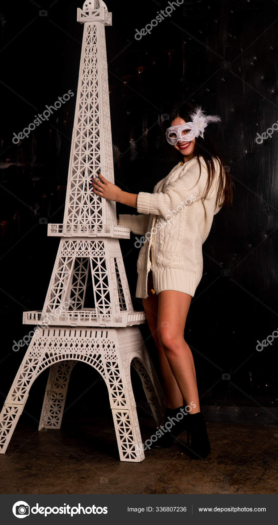Beautiful Girl Mask Posing Decorative Eiffel Tower — Stock Photo