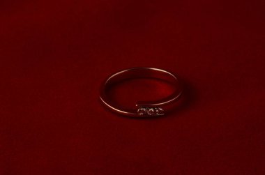 Elmaslı altın yüzük, yakın görüş.   