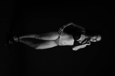 Stüdyoda şık keten bir esmer içinde güzel bir kadın..