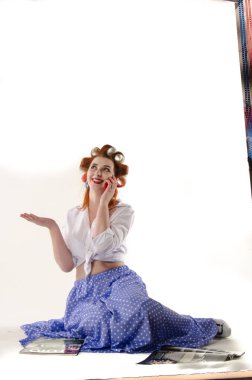 Kıvırcık saçlı, güzel bir mankenin yakın portresi.