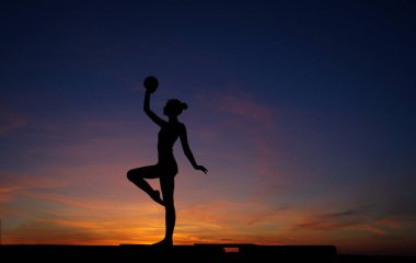 dans dansçı gün batımına karşı havada böler yok.