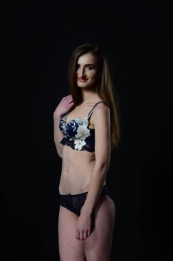 Sarı ceketli, uzun boylu, zarif bir bayan.