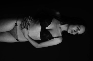 Stüdyoda şık keten bir esmer içinde güzel bir kadın..