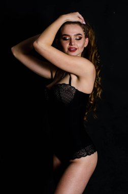 Yüksek seksi esmer iç çamaşırı stüdyo resmi.