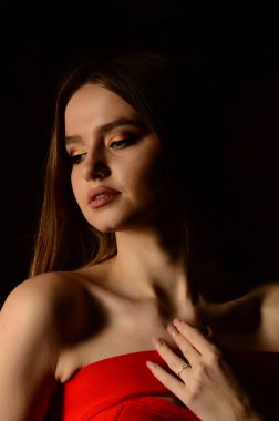 Altın yüzük ve elmas kız şampanyası.