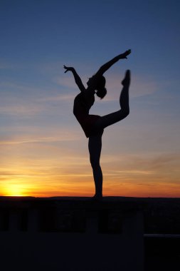 dans dansçı gün batımına karşı havada böler yok