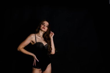 Yüksek seksi esmer iç çamaşırı stüdyo resmi.