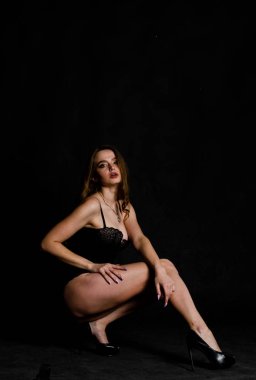 Yüksek seksi esmer iç çamaşırı stüdyo resmi.