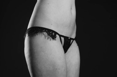 Stüdyoda şık keten bir esmer içinde güzel bir kadın..