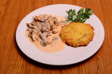 mantar ile domuz eti güveç ile servis patates pastası