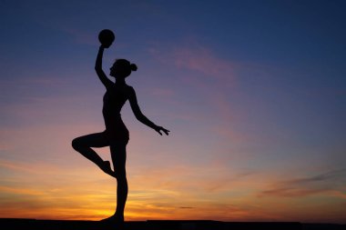 dans dansçı gün batımına karşı havada böler yok