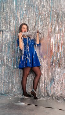 Stüdyoda poz veren parlak noel süsleriyle güzel seksi kadın, tatil konsepti.   