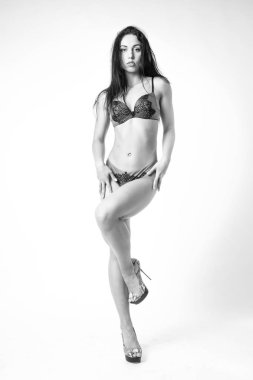 Şık keten, lüks bir esmer içinde genç ve güzel bir kadın. 