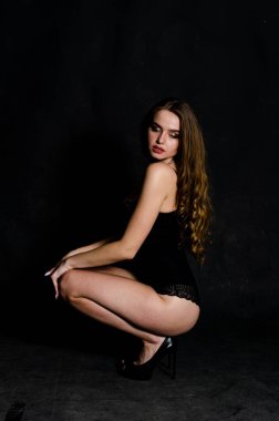 Yüksek seksi esmer iç çamaşırı stüdyo resmi.