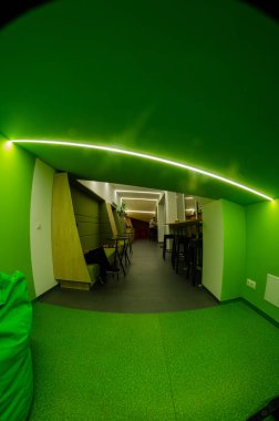 BREST, BELARUS - 27 Nisan 2014: Modern çatı katı iç mekanı, oturma odası, salon, as panorama, eşit dikdörtgen küresel projeksiyon Hermitage Hotel, VR içeriği.