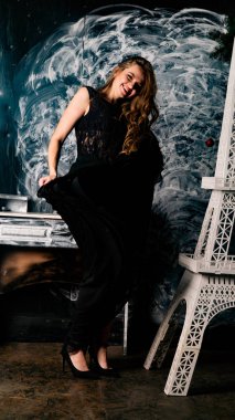 Stüdyoda dantel elbiseyle poz veren genç ve güzel bayan.  