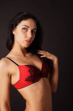 Stüdyoda poz veren şık keten elbiseli güzel esmer kadın. 