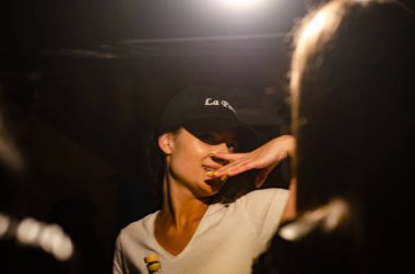 Siyah şapkalı genç kadın. 