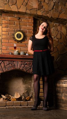 Artı siyah gece elbisesi giyen bir manken, lüks içinde şişman bir kadın, tam boy portre, profesyonel makyaj ve saç stili.