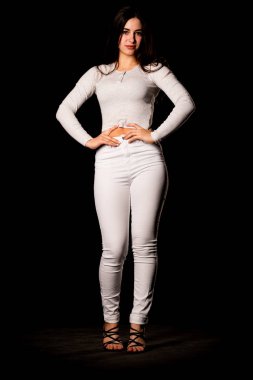 Saçları topuz şeklinde olan genç bayan kollarını kavuşturup yukarı bakıyor. Gri elbiseli, ısıran dudakları olan, arzularını düşünen kaprisli kadın manken. Hayal dünyası konsepti