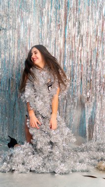 Stüdyoda poz veren parlak noel süsleriyle güzel seksi kadın, tatil konsepti.   