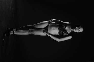 Stüdyoda şık keten bir esmer içinde güzel bir kadın.