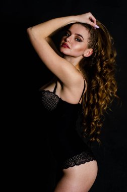 Yüksek seksi esmer iç çamaşırı stüdyo resmi.