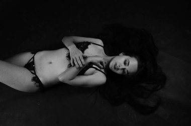 Stüdyoda şık keten bir esmer içinde güzel bir kadın..