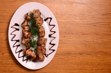 Barbekü parçaları beyaz tabakta, yakın görüş 