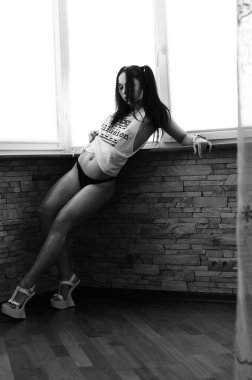 Güzel, seksi bir esmer keten içinde poz veriyor.