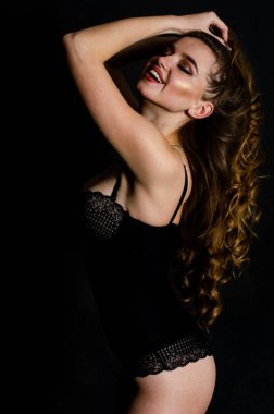 Yüksek seksi esmer iç çamaşırı stüdyo resmi.