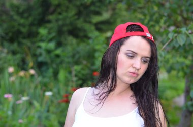 Gün batımında, havuzda ıslak güzel bir kız bedeni.