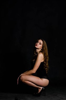 Yüksek seksi esmer iç çamaşırı stüdyo resmi.