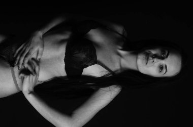 Stüdyoda şık keten bir esmer içinde güzel bir kadın..