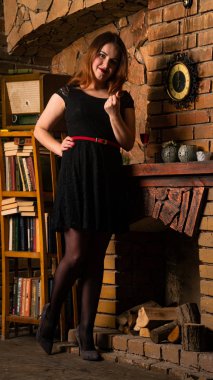 Artı siyah gece elbisesi giyen bir manken, lüks içinde şişman bir kadın, tam boy portre, profesyonel makyaj ve saç stili.