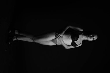 Stüdyoda şık keten bir esmer içinde güzel bir kadın..