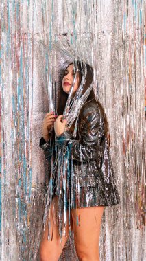 Stüdyoda poz veren parlak noel süsleriyle güzel seksi kız, tatil konsepti.  