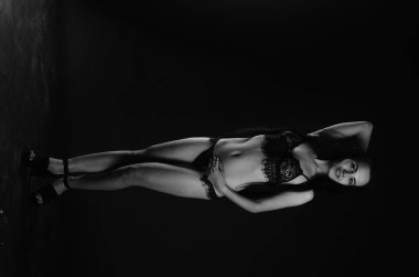 Stüdyoda şık keten bir esmer içinde güzel bir kadın.