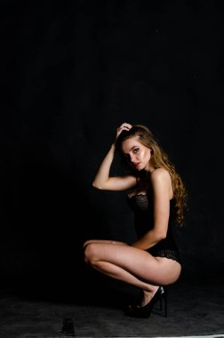 Yüksek seksi esmer iç çamaşırı stüdyo resmi.