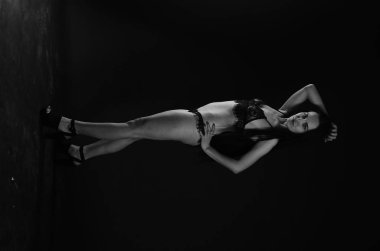 Stüdyoda şık keten bir esmer içinde güzel bir kadın.