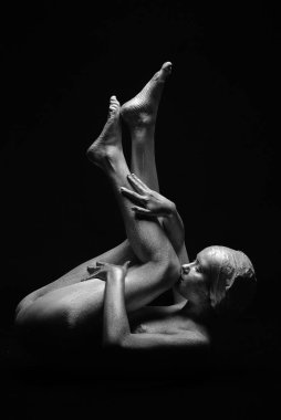 Gümüş rengi vücut boyalı genç atletik kadın.