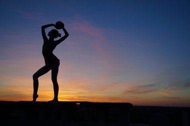 dans dansçı gün batımına karşı havada böler yok