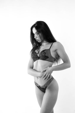 Şık keten, lüks bir esmer içinde genç ve güzel bir kadın. 