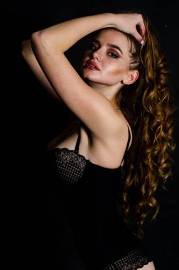 Yüksek seksi esmer iç çamaşırı stüdyo resmi.