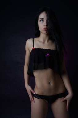 Stüdyoda poz veren şık keten elbiseli güzel esmer kadın. 