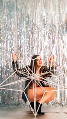 Stüdyoda poz veren parlak noel süsleriyle güzel seksi kız, tatil konsepti.  