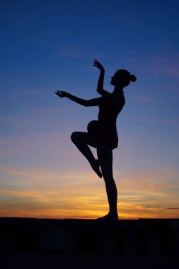 dans dansçı gün batımına karşı havada böler yok